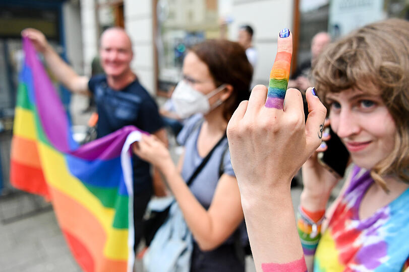 Eindeutige Botschaft an die homophoben Gesänge einiger ungarischer Fans am Wiener Platz.