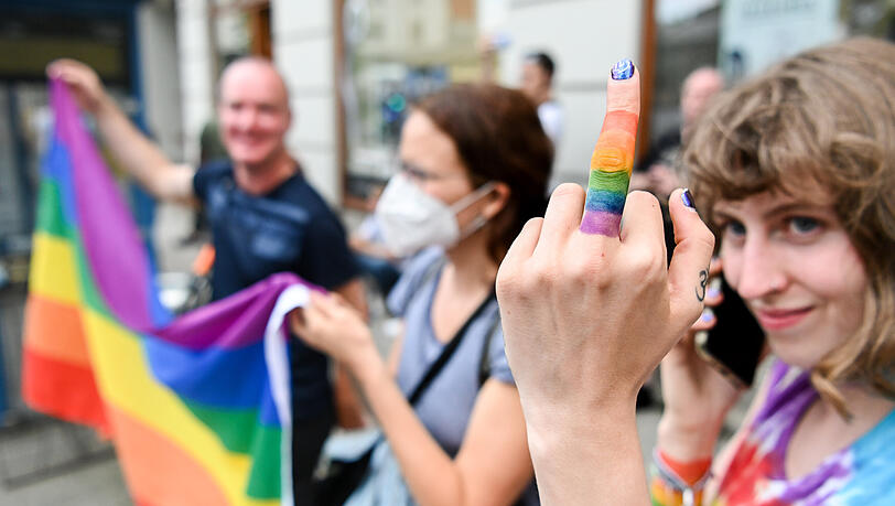 Eindeutige Botschaft an die homophoben Gesänge einiger ungarischer Fans am Wiener Platz. Eindeutige Botschaft an die homophoben Gesänge einiger ungarischer Fans am Wiener Platz.