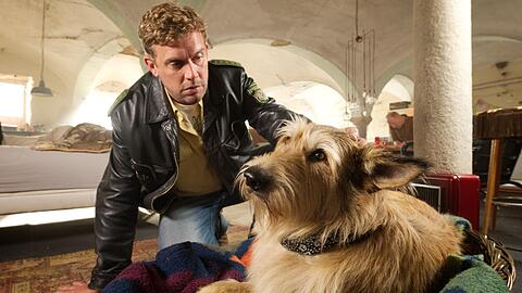 Franz Eberhofer (Sebastian Bezzel) macht sich Sorgen um Hund Ludwig.
