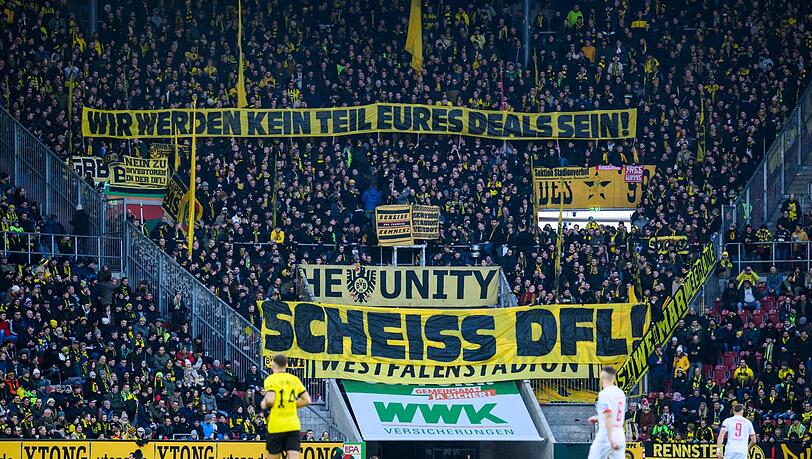 Der Ärger der Fans über einen möglichen Einstieg eines Investors bei der Deutschen Fußball Liga ist weiterhin groß. Der Ärger der Fans über einen möglichen Einstieg eines Investors bei der Deutschen Fußball Liga ist weiterhin groß.