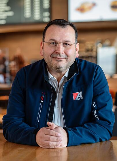 Sönmez Günan betreibt die Allguth-Tankstelle in Olching. Der Familienvater (46) kam als Dreijähriger mit seinen Eltern aus der Türkei nach Deutschland. Mit 14 jobbte er als Autowäscher an Tankstellen, wurde Kaufmann und Tankstellenunternehmer. Die Allguth-Tankstelle in Olching mit rund 35 Mitarbeitern führt er seit 2017.