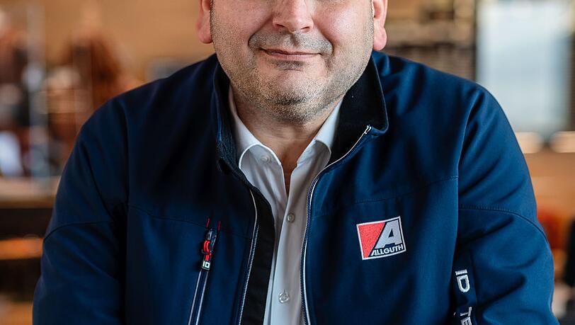 Sönmez Günan betreibt die Allguth-Tankstelle in Olching. Der Familienvater (46) kam als Dreijähriger mit seinen Eltern aus der Türkei nach Deutschland. Mit 14 jobbte er als Autowäscher an Tankstellen, wurde Kaufmann und Tankstellenunternehmer. Die Allguth-Tankstelle in Olching mit rund 35 Mitarbeitern führt er seit 2017. Sönmez Günan betreibt die Allguth-Tankstelle in Olching. Der Familienvater (46) kam als Dreijähriger mit seinen Eltern aus der Türkei nach Deutschland. Mit 14 jobbte er als Autowäscher an Tankstellen, wurde Kaufmann und Tankstellenunternehmer. Die Allguth-Tankstelle in Olching mit rund 35 Mitarbeitern führt er seit 2017.