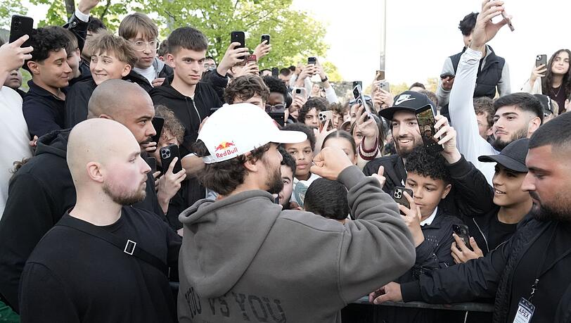 Arda Saatci wurde bei seiner Ankunft in Berlin von euphorischen Fans begr&uuml;&szlig;t.