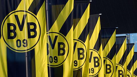 Schwarz-gelbe Fahnen, so weit das Auge reicht: Im laufenden Gesch&auml;ftsjahr rechnet das BVB-Management mit einer schwarzen Null oder einem Gewinn von bis zu zehn Millionen Euro.