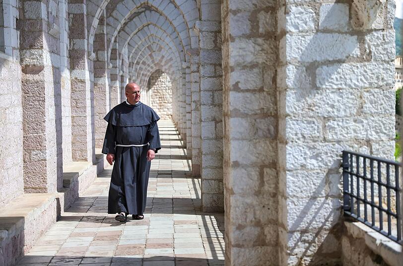 Der Franziskanerbruder Thomas Freidel f&uuml;hrt durch das ber&uuml;hmte Kloster Sacro Convento in Assisi.