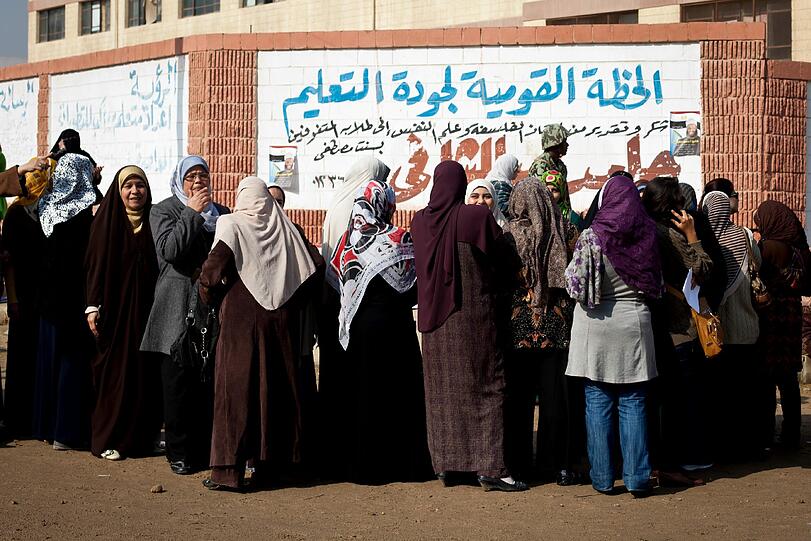 Viele ältere Ägypter, die aus Resignation über die Allmacht der
regierenden Nationaldemokratischen Partei von Mubarak schon seit
Jahren nicht mehr wählen gegangen waren, reihten sich in die
Schlangen ein. Augenzeugen sprachen von einer &bdquo;Atmosphäre der
Sicherheit&ldquo;, wie es sie früher bei Wahlen nicht gegeben habe. Bis zum
Mittag kam es lediglich in einem Wahlbezirk der südlichen Provinz
Assiut zu Gewalt, als Angehörige des Stammes eines Kandidaten ein
Wahllokal stürmten, weil der Kandidat ausgeschlossen worden war.