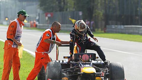 Schon von einer überharten Durchfahrtstrafe zurückgeworfen, musste der Doppel-Weltmeister seinen Red Bull am Sonntag in Monza fünf Runden vor Schluss abstellen.