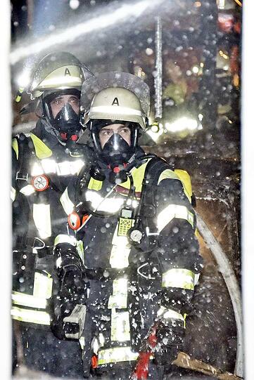 Bei einem Großbrand in einer Luxusautowerkstatt entstand erheblicher Sachschaden.