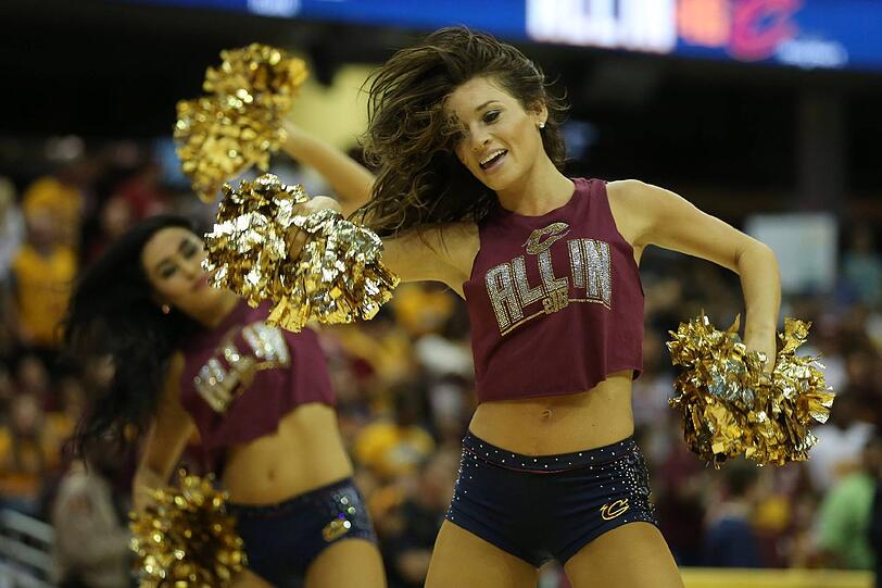 Im ersten Duell der NBA-Finalserie gingen die Cleveland Cavaliers gegen die Golden State Warriors unter. In jeder Hinsicht obenauf: die Cheerleader der Cavs! Sehen Sie selbst - die Bilder...