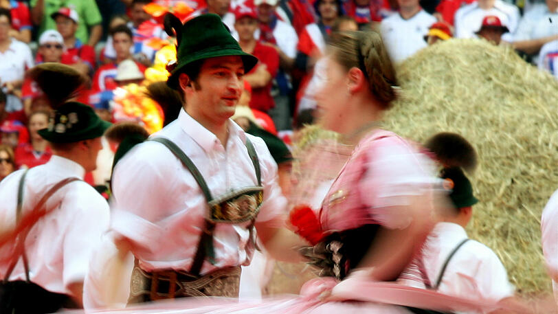 Beim Pfingsttanz stürzt die 18-Jährige in die Abwassergrube (Symbolbild).