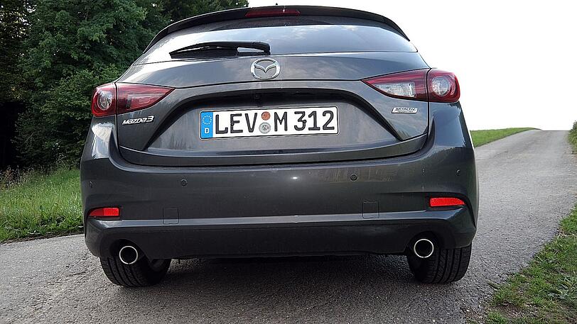 Doppel-Auspuff: Mazda seitzt beim 150 PS-Diesel nicht auf Downsizing, sondern gibt ihm 2,2 Liter Hubraum mit.