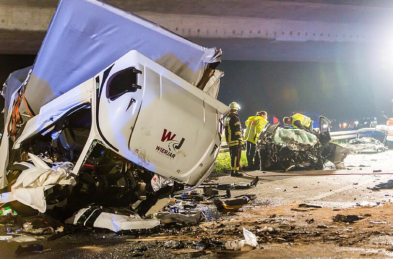 Der Kleinlaster fährt auf der linken Spur gegen die Fahrtrichtung. Es kommt zu einem folgenschweren Unfall.