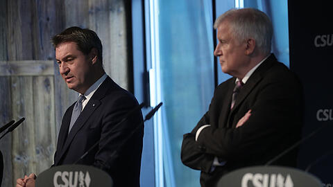 Ministerpräsident Markus Söder (links) und der der CSU-Vorsitzende Horst Seehofer während der Pressekonferenz.