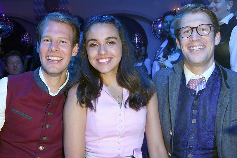 Die Reinbold-Brüder Matthias (li.) und Ludwig (re.) sind die neuen Löwenbräukeller-Wirte. Hier mit Ramona Pongratz.