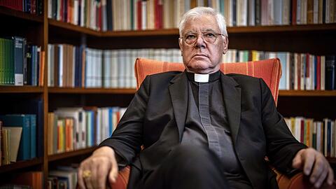 Kardinal Gerhard Ludwig Müller sitzt in seinem Arbeitszimmer in Rom während eines Gespräches mit der Deutschen Presse Agentur.