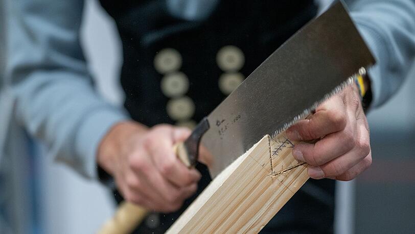 Ein Schreiner auf der Internationalen Handwerksmesse in M&uuml;nchen 2025. Viele Handwerksbetriebe in Bayern haben trotz real sinkender Ums&auml;tze 2025 mehr Azubis eingestellt. (Archiv)