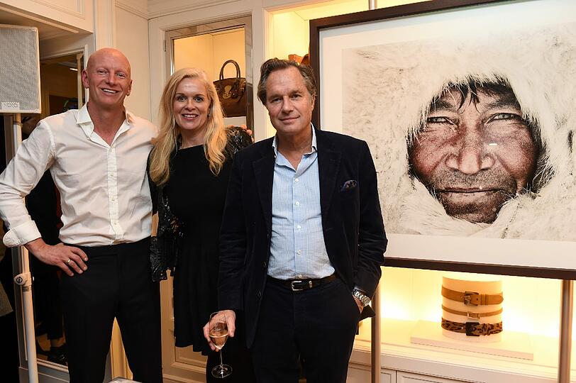 Jimmy Nelson mit Kuratorin Anke Degenhard und Verleger Hendrik teNeues