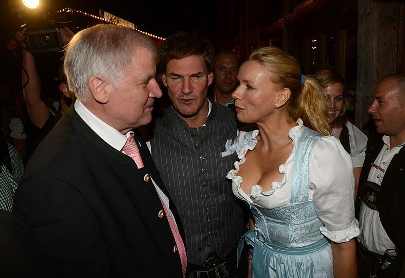 Veronica Ferres und Carsten Maschmeyer 2012 auf dem Oktoberfest mit Horst Seehofer.