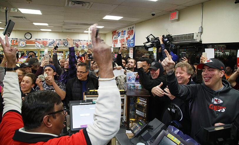Der Rekord-Jackpot in den USA ist geknackt. 3 Gewinner teilen sich insgesamt die unfassbare Summer von 1,5 Milliarden Dollar. Ein Ticket verkaufte M. Faroqui aus Texas, er freut sich nun über eine Prämie.