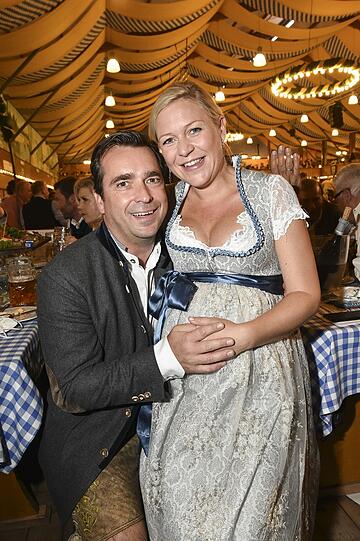 Gastgeber in der Fischer Vroni: Falk Raudies mit der schwangeren Andrea Mühlbauer