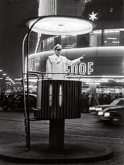 1963: Gut geregelter Verkehr am Stachus.