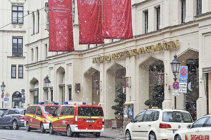 Im Nobelhotel "Vier Jahreszeiten" bricht am Donnerstag ein Schwelbrand aus. Die Löscharbeiten dauern mehrere Stunden.