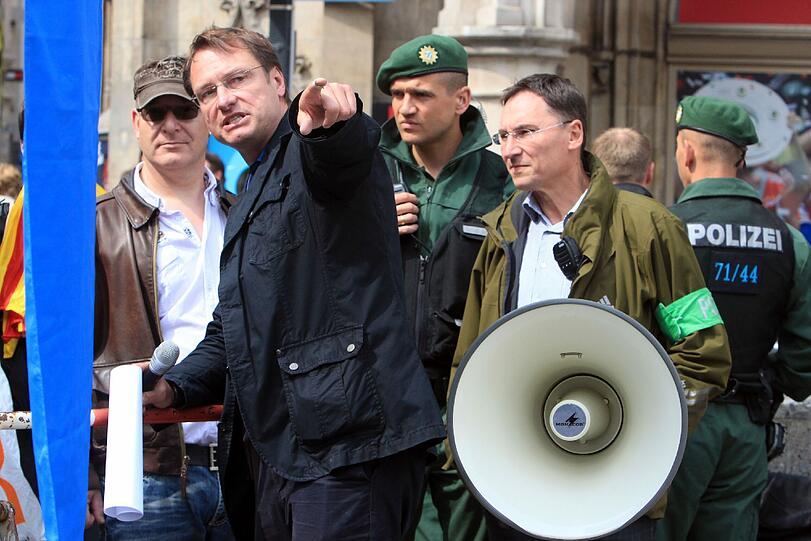 Auf dem Marienplatz tun Studenten ihren Unmut gegen Moschee-Gegner Michael Stürzenberger und seine Partei "Die Freiheit" kund.