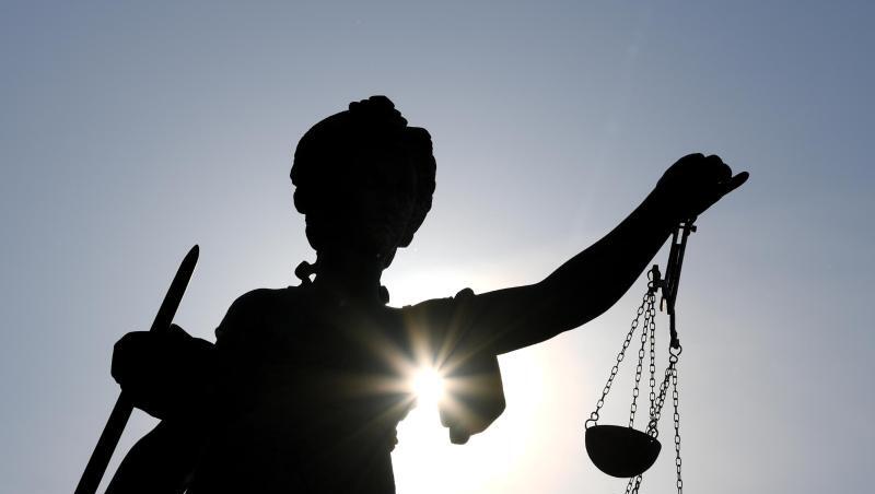 Statue der Justitia mit einer Waage und einem Schwert in der Hand. Foto: Arne Dedert/dpa/Symbolbild Statue der Justitia mit einer Waage und einem Schwert in der Hand. Foto: Arne Dedert/dpa/Symbolbild