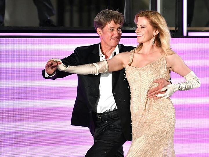 Tobias Moretti tanzt als "Jedermann" mit Caroline Peters (Buhlschaft).