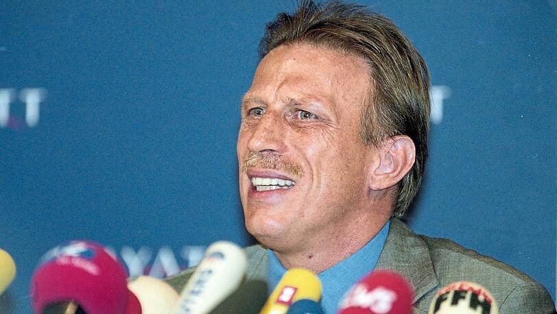 Eine der berühmtesten Pressekonferenzen der Liga-Historie: Christoph "absolut reines Gewissen" Daum 2001 im Hyatt Hotel Köln.  Foto: firo/AK
