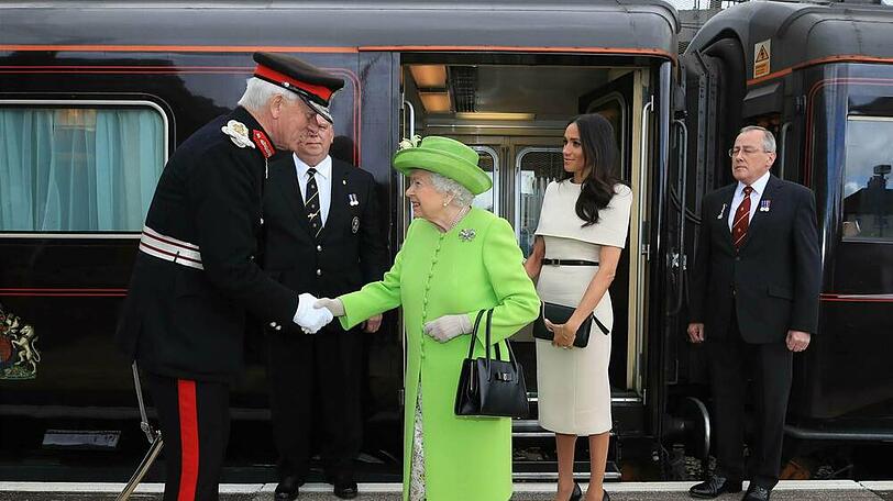 Die Queen und Herzogin Meghan vor dem Royal Train 2018
