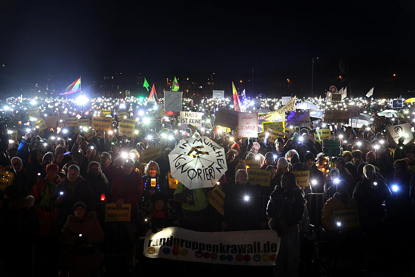 Sie trugen Taschenlampen, Knicklichter, Laternen und andere Lichtquellen in den Händen: Bis zu 100.000 Menschen versammelten sich zur Lichtermeer-Demo auf der Münchner Theresienwiese und setzten ein klares Zeichen gegen Rechts.