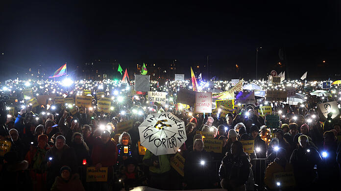 Sie trugen Taschenlampen, Knicklichter, Laternen und andere Lichtquellen in den Händen: Bis zu 100.000 Menschen versammelten sich zur Lichtermeer-Demo auf der Münchner Theresienwiese und setzten ein klares Zeichen gegen Rechts.