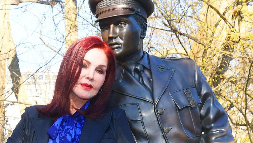 Priscilla Presley besuchte im März die Bronze-Statue von Elvis in Bad Nauheim, wo er als Soldat stationiert war und seine spätere Ehefrau kennenlernte.