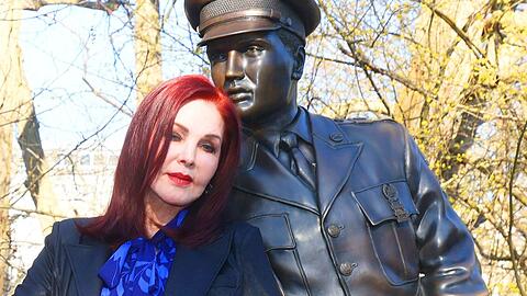 Priscilla Presley besuchte im März die Bronze-Statue von Elvis in Bad Nauheim, wo er als Soldat stationiert war und seine spätere Ehefrau kennenlernte.