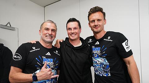 HSV-Sportvorstand Stefan Kuntz (l-r), Trainer Merlin Polzin und Sportdirektor Claus Costa feiern den Aufstieg in die 1. Bundesliga.