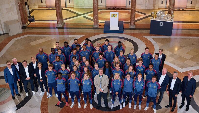 Der FC Bayern bei einer Ehrung in der Staatskanzlei.