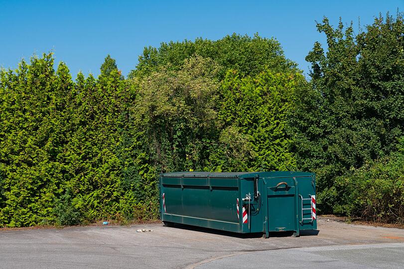 Oft reicht der eigene Kompost nicht aus für die herbstlichen Laubmengen. Die Recyclinghöfe oder Grünabfallsammelstellen der Städte und Gemeinden sorgen dann glücklicherweise für Abhilfe. Dort kann das Laub in Containern entsorgt werden. Ein praktischer Service, der Hausbesitzern viel Arbeit erspart und dafür sorgt, dass das Laub sachgerecht verwertet wird. Oft reicht der eigene Kompost nicht aus für die herbstlichen Laubmengen. Die Recyclinghöfe oder Grünabfallsammelstellen der Städte und Gemeinden sorgen dann glücklicherweise für Abhilfe. Dort kann das Laub in Containern entsorgt werden. Ein praktischer Service, der Hausbesitzern viel Arbeit erspart und dafür sorgt, dass das Laub sachgerecht verwertet wird.