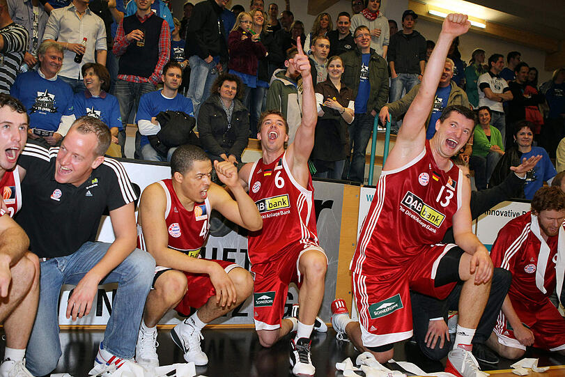 Jon Wallace, Steffen Hamann und Robert Maras feiern.