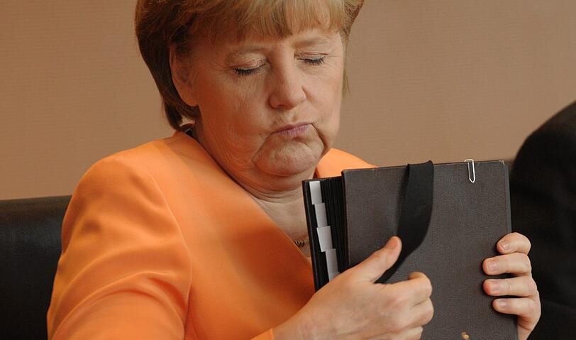 Hat da jemand morgens vor dem Kleiderschrank nicht nachgedacht: Am Mittwoch spielt Deutschland gegen Oranje - und die deutsche Bundeskanzlerin Angela Merkel trägt bei der Kabinettssitzung in Berlin Orange.