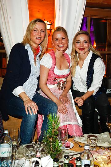 Eine schöner als die andere: Inge Steiner, Nova Meierhenrich und Regina Halmich beim Tiroler Abend im Dorfstadl in Kühtai.