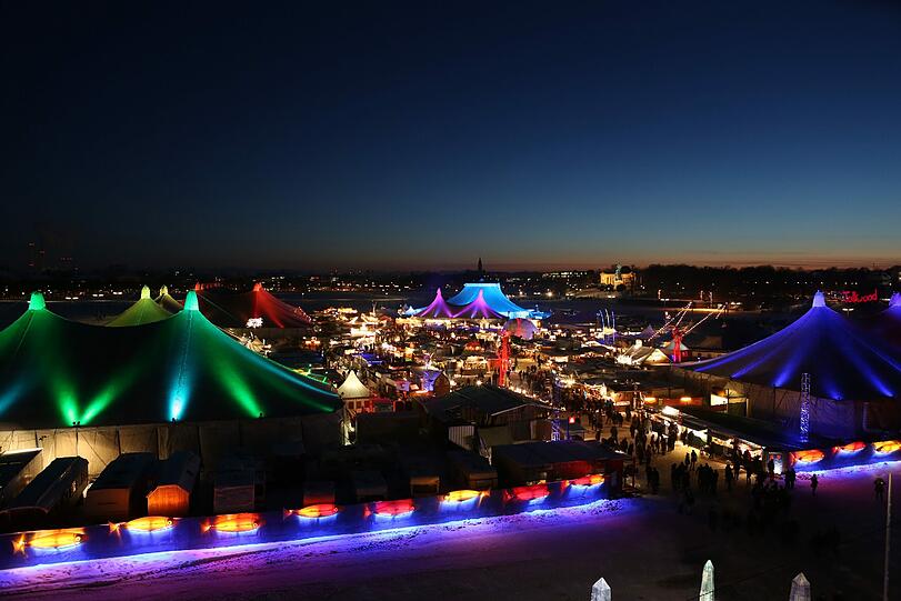 Das Tollwood-Festival bietet mit einer Fläche von 30 000 Quadratmeter Platz für 220 Kunstwerkstände