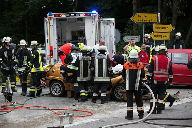 Schwerer Unfall an einer Kreuzung bei Trostberg. Die Bilder vom Feuerwehreinsatz.
