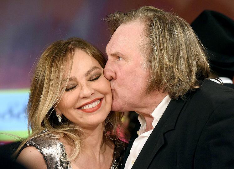 Gerard Depardieu küsst die italienische Schauspielerin Ornella Muti