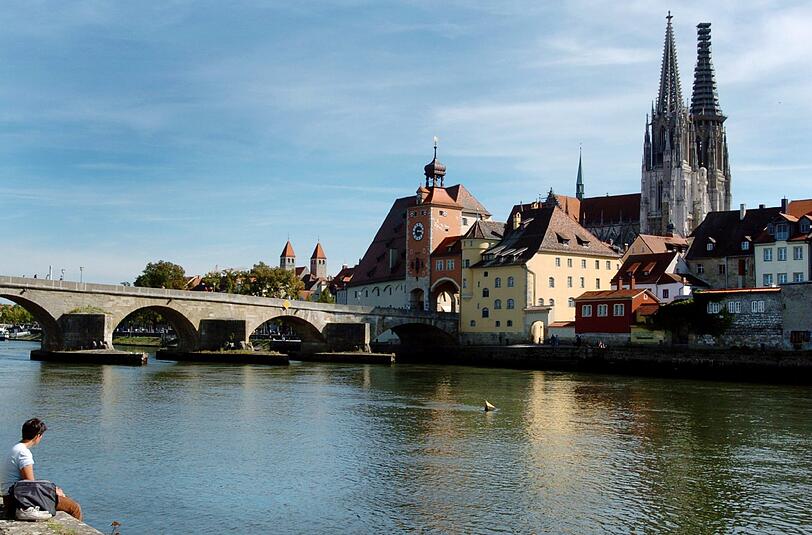 In Regensburg ist ein Mann von einem Felsen gestürzt, als er den Panoramablick auf die Stadt genießen wollte.
