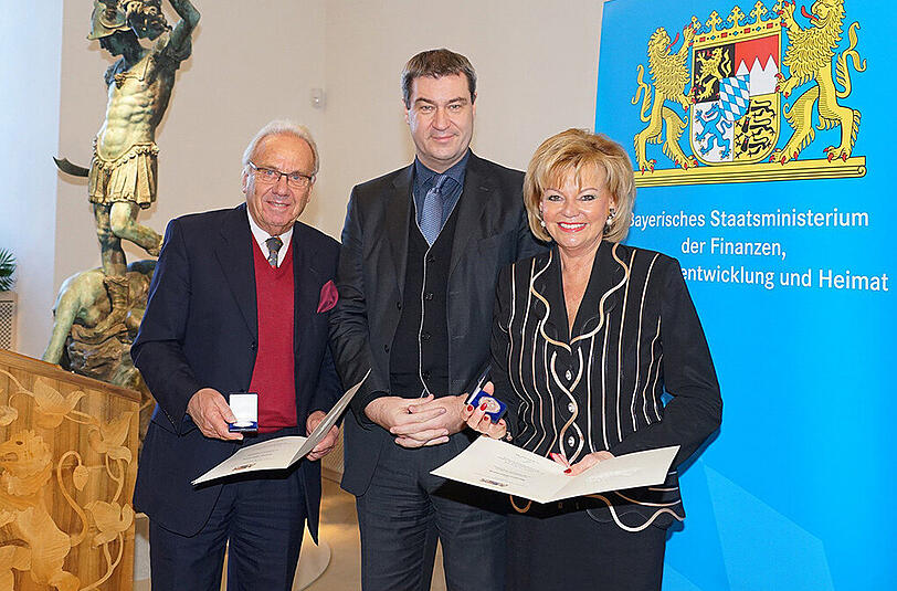 Bayerns Finanzminister Markus Söder (m.) mit den Wiesnwirten Margot und Günter Steinberg.
