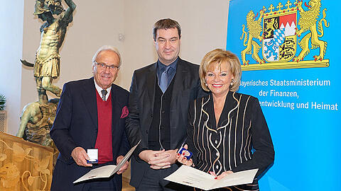 Bayerns Finanzminister Markus Söder (m.) mit den Wiesnwirten Margot und Günter Steinberg.