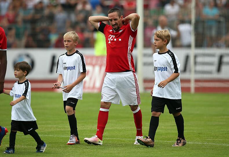 Souverän gewinnen die Bayern mit 3:0 in Landshut. Die Partie steht im Schatten des Amoklaufs von München. Sehen Sie hier die Bilder des Spiels.