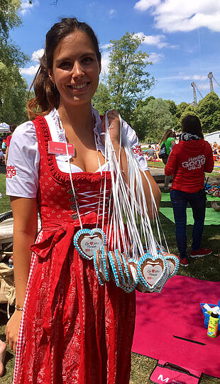 Für Dirndl- und Lederhosenträger gab&rsquo;s Lebkuchenherzerl von Radio Gong.