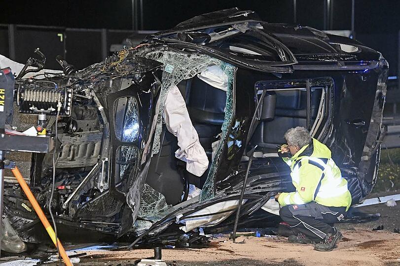 Tödlicher Unfall auf der A8: Auf der Überholspur sind auf Höhe Föching zwei Autos kollidiert.